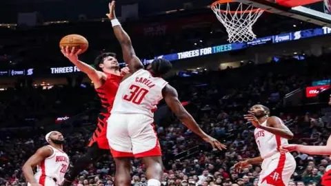 “巴萨10人逆转塞维4-1，榜首差距仅剩2分！费尔明进关键球，莱万立功，阿劳霍受伤离场，红牌添乱”